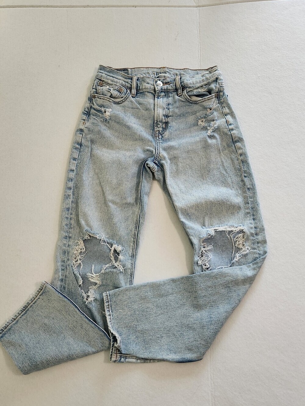 American Eagle Outfitters Light Wash Distressed Knee Straight Leg Jeans Size 2